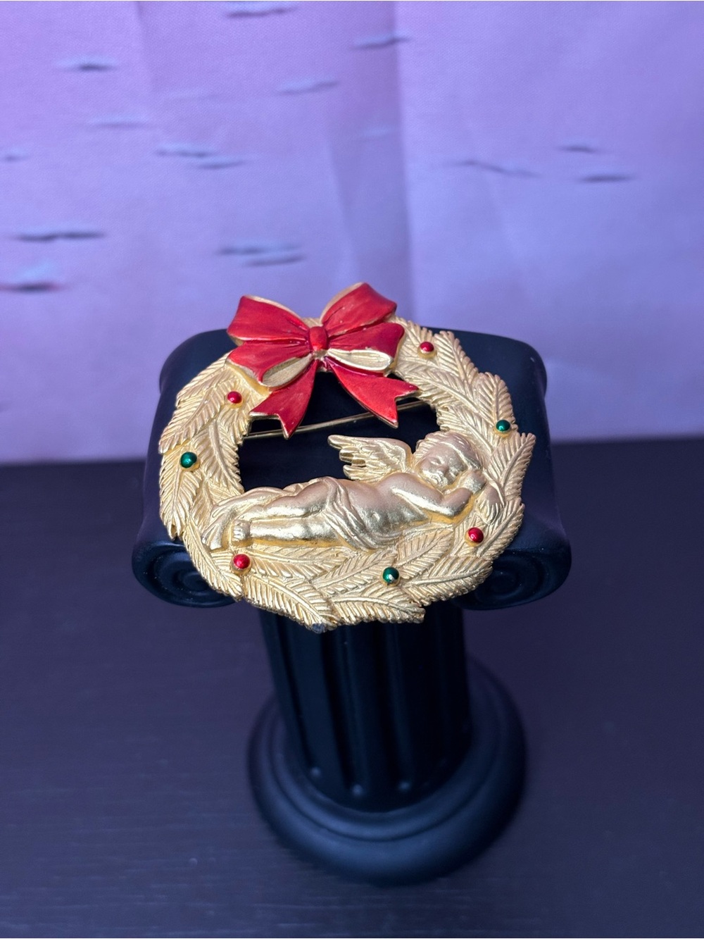 JJ Jonette gold tone Christmas Wreath with angell and bow brooch  Preowned.